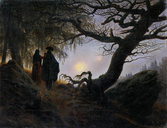 un homme et une femme contemplant la lune